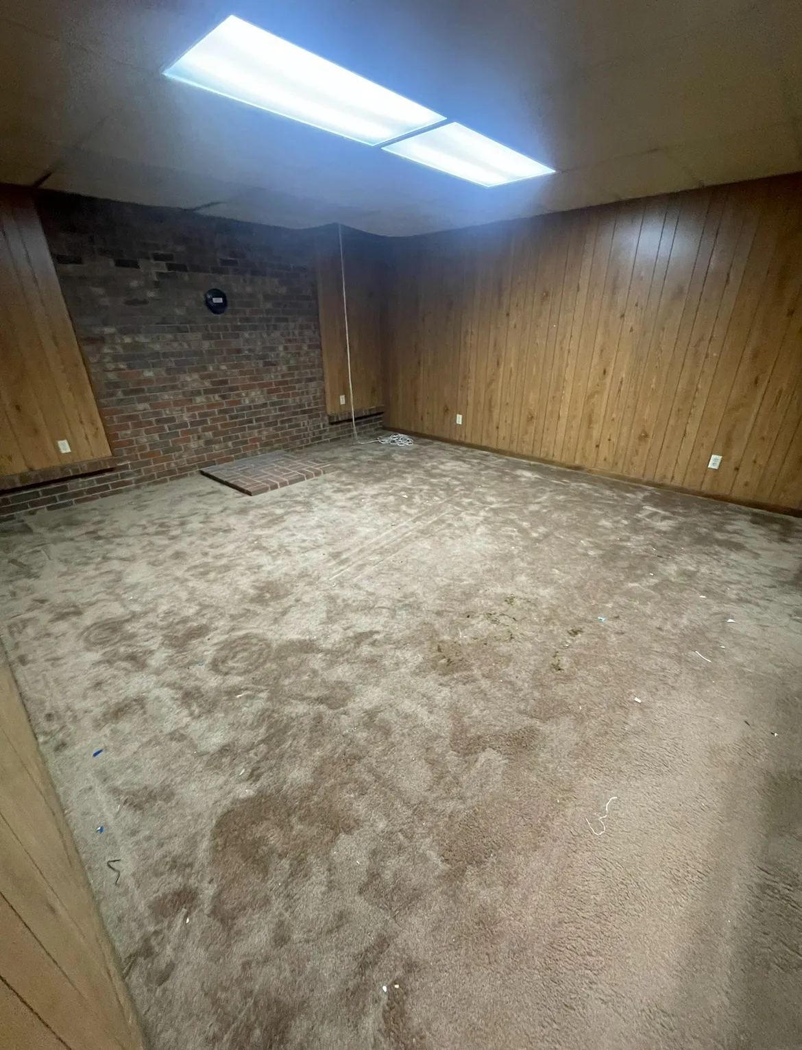 Cleaned and vacuumed room ready for the next tenant after junk removal